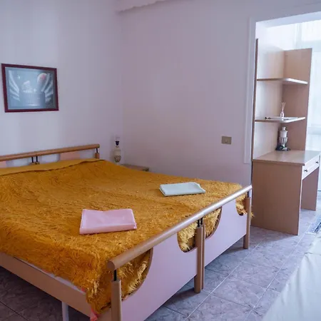 Bllok Bright Private Bedrooms With Private Bathroom On Shared Τίρανα